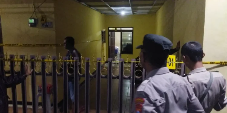 Petugas melakukan olah TKP di rumah korban bernama Agus, warga Pakis, yang ditemukan tewas. Foto: istimewa