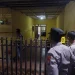 Petugas melakukan olah TKP di rumah korban bernama Agus, warga Pakis, yang ditemukan tewas. Foto: istimewa