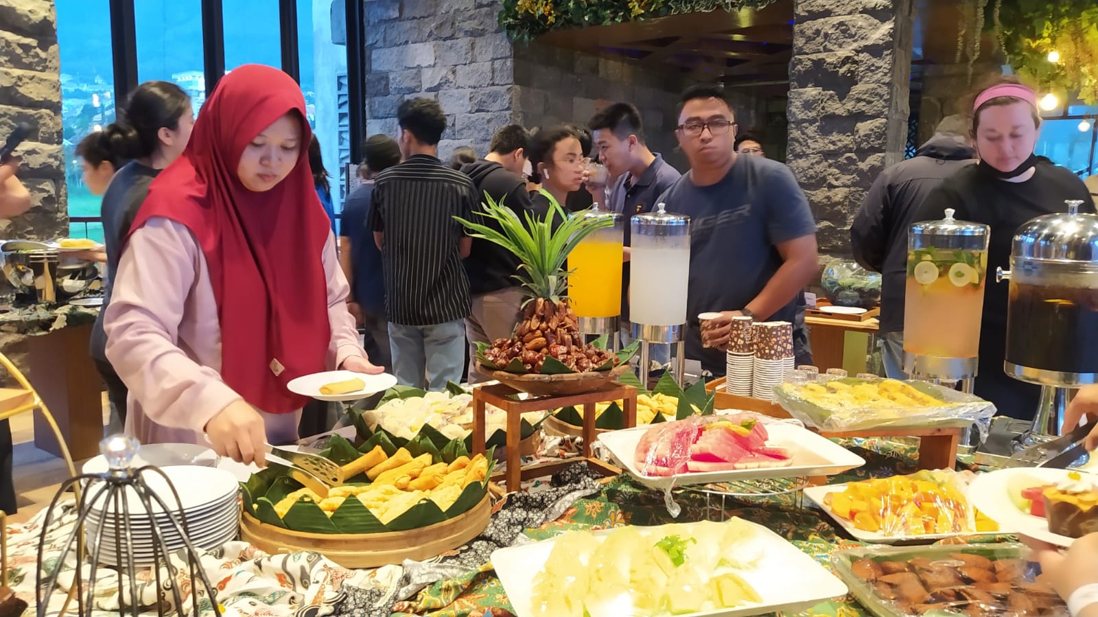 Berbagai menu takjil dan deesert di sesi Iftar on The Sky Awang-Awang Sky Lounge Kota Batu. Foto: Azmy