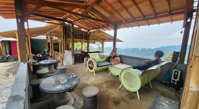 Sensasi Kopi Taji yang menawarkan keindahan panorama alam lereng Gunung Bromo ke pengunjung dan perlu masuk dalam list tempat ngopi sekaligus healing tipis-tipis /Foto: Google Review Kopi Taji/ Ahmad Musyadad A