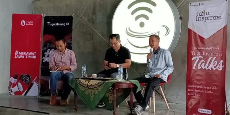 Moh. Yajid Fauzi SH (paling kanan) saat membagikan pengalaman serta motivasi kepada peserta Tugu Inspirasi Talks. (Foto: Fitrothul M.)