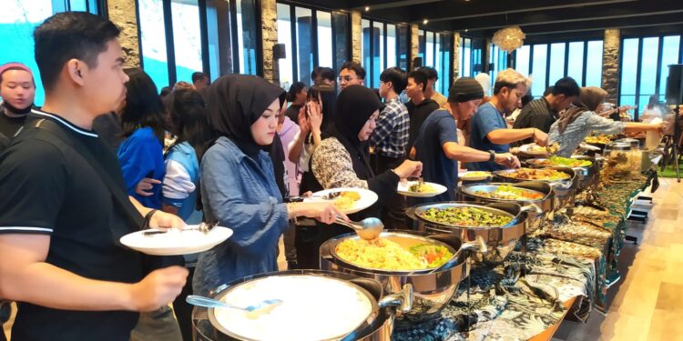 Suasana berbuka di atas awan di Awang-Awang Sky Lounge Kota Batu yang menawarkan paket Iftar on the Sky. Foto: Azmy