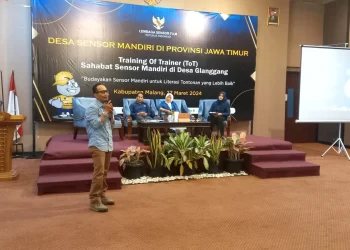 Penggagas Kampung Film Glanggang, Sudjane Kenken (memegang mic) saat memaparkan materi. Foto: Aisyah Nawangsari Putri