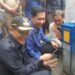 Pj Wali Kota Malang, Wahyu Hidayat meresmikan dan mengoperasikan sambungan atau meteran baru untuk warga di Jalan Muharto, Kota Malang. (Foto/M Sholeh)