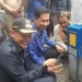 Pj Wali Kota Malang, Wahyu Hidayat meresmikan dan mengoperasikan sambungan atau meteran baru untuk warga di Jalan Muharto, Kota Malang. (Foto/M Sholeh)
