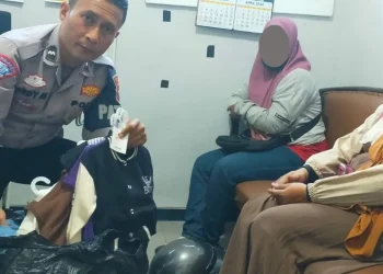 Anggota Satlantas Polres Batu mendapati barang bukti hasil curian sebanyak 2 tas kresek besar dari tangan emak-emak. Foto: Satlantas Polres Batu