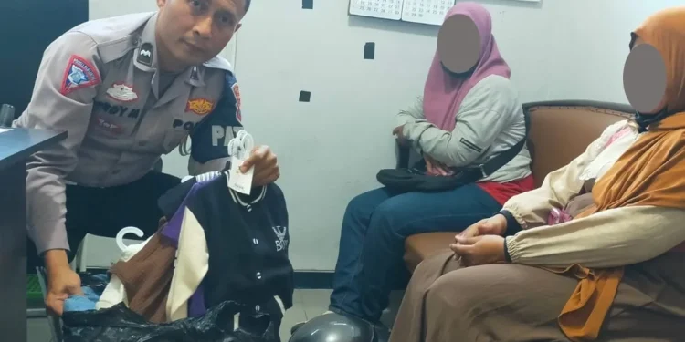 Anggota Satlantas Polres Batu mendapati barang bukti hasil curian sebanyak 2 tas kresek besar dari tangan emak-emak. Foto: Satlantas Polres Batu