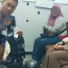 Anggota Satlantas Polres Batu mendapati barang bukti hasil curian sebanyak 2 tas kresek besar dari tangan emak-emak. Foto: Satlantas Polres Batu
