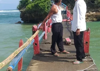 Jembatan di Pantai Balekambang rusak akibat terjangan gelombang. Foto: Perumda Jasa Yasa