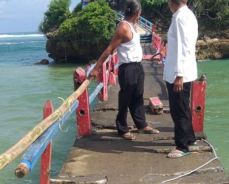 Jembatan di Pantai Balekambang rusak akibat terjangan gelombang. Foto: Perumda Jasa Yasa