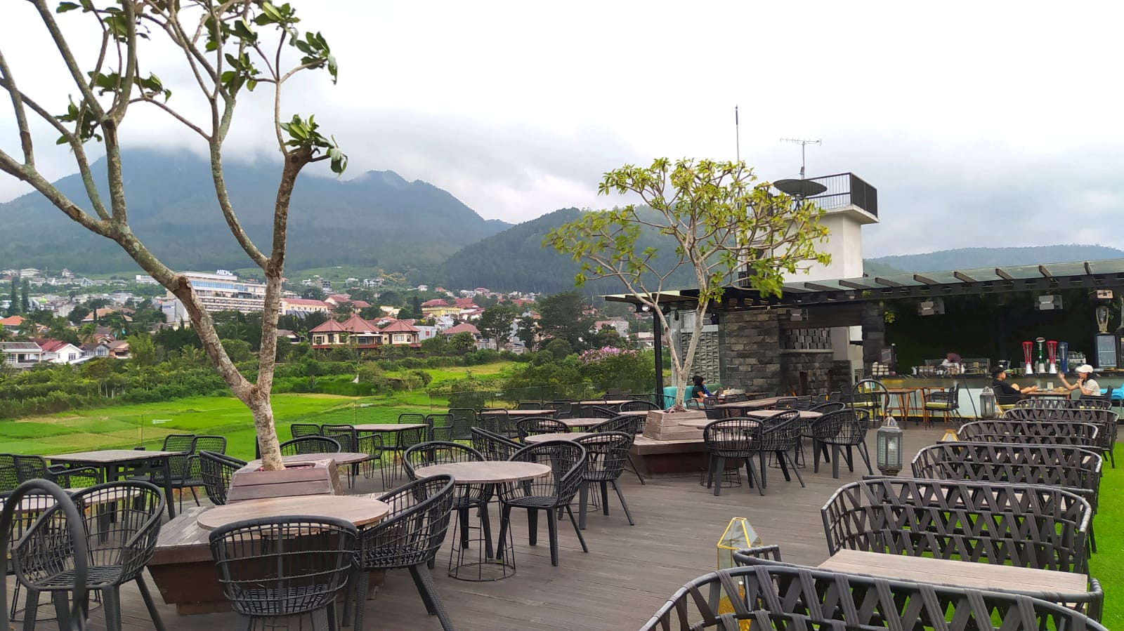 Suguhan pemandangan pegunungan 360 derajat di rooftop Awang-Awang Sky Lounge Kota Batu. FotoL Azmy