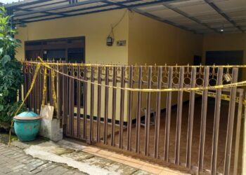 Rumah korban penusukan di Pakis, Kabupaten Malang dipasang garus polisi. Foto: Aisyah Nawangsari Putri