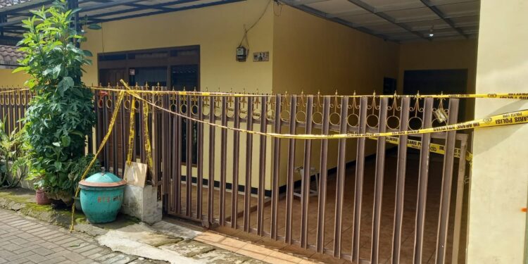 Rumah korban penusukan di Pakis, Kabupaten Malang dipasang garus polisi. Foto: Aisyah Nawangsari Putri