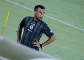 Pemain gagal eksekusi penalti saat melawan Persebaya, Pelatih Arema FC, Widodo Cahyono Putro pasang badan /Foto: Instagram @aremafcofficial
