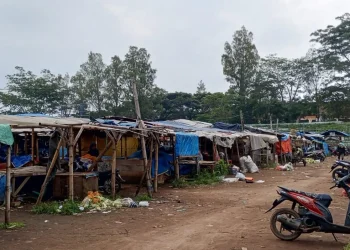 Kondisi Stadion Gelora Brantas yang kini beralih fungsi menjadi area pedagang pasar pagi. Foto: Azmy