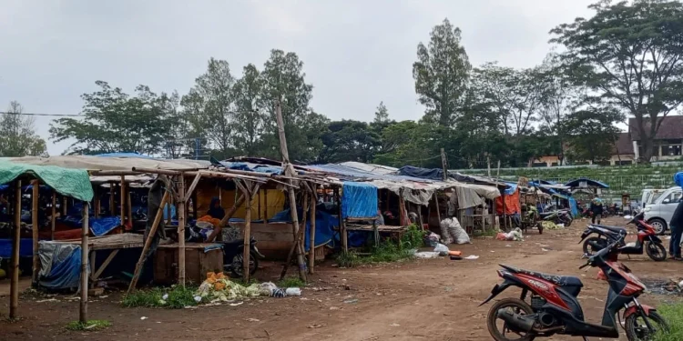 Kondisi Stadion Gelora Brantas yang kini beralih fungsi menjadi area pedagang pasar pagi. Foto: Azmy