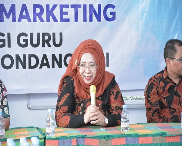 Dekan FEB UNISMA, Nur Diana SE MSi, saat memberikan sambutan. Foto/dok Unisma