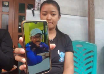 Anak korban penolakan pasien RS Hermina Malang, Elia Widiyana Putri menunjukkan mendiang ayahnya. (Foto/M Sholeh)