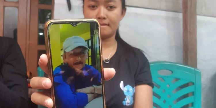 Anak korban penolakan pasien RS Hermina Malang, Elia Widiyana Putri menunjukkan mendiang ayahnya. (Foto/M Sholeh)