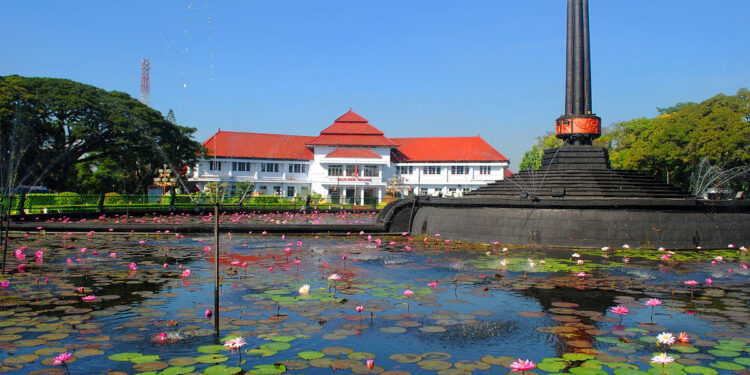 Monumen Tugu Malang di depan Balai Kota Malang. (Sumber : Google/Good News From Indonesia)