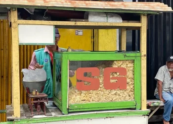 Penampakan gerobak penjual keripik SG khas Malang. Hanya 5 ribuan saja. Foto : Yafia Carnelia
