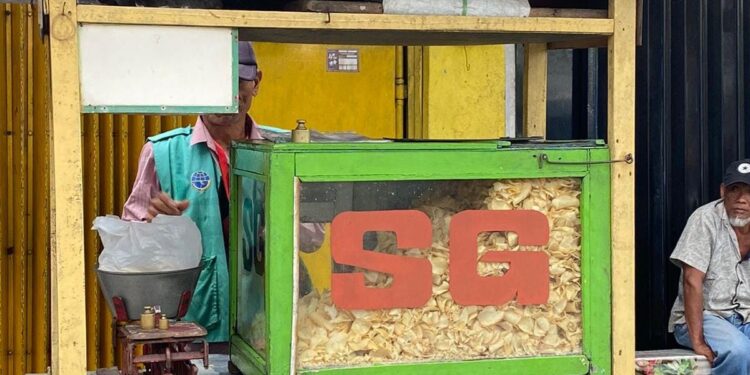 Penampakan gerobak penjual keripik SG khas Malang. Hanya 5 ribuan saja. Foto : Yafia Carnelia