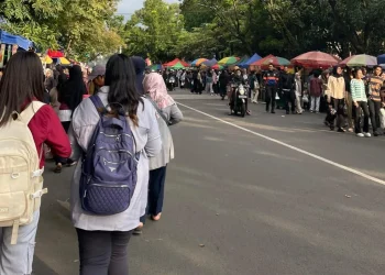 Kerumunan penjual dan pembeli takjil di dekat kampus UM / Platform X / @midnitediarieZ