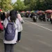 Kerumunan penjual dan pembeli takjil di dekat kampus UM / Platform X / @midnitediarieZ