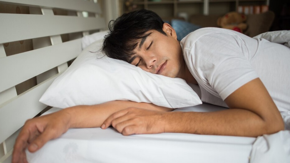 Tidur yang cukup adalah cara efektif menjaga kualitas belajar saat puasa. Foto: Freepik