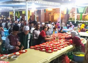 Suasana buka puasa gratis di Masjid An-Nur Kota Batu setiap harinya. Foto: Azmy