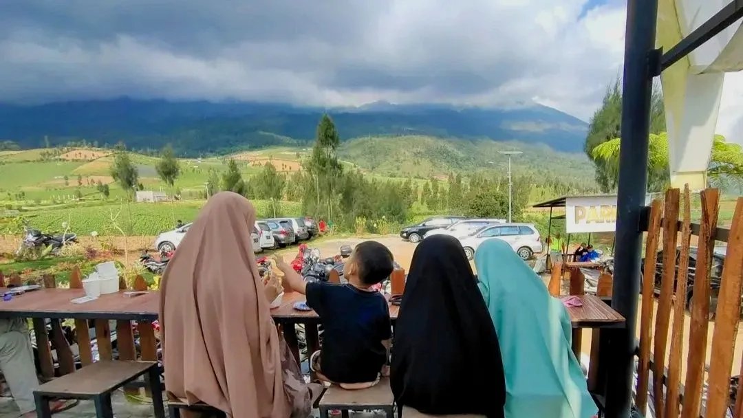 Spot view pegunungan di Teras Tegal, Puncak Brakseng. Foto: Instagram Teras Tegal