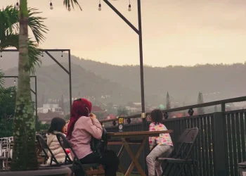 Suasana berbuka puasa di spot view pegunungan Kota Batu. Foto: Azmy