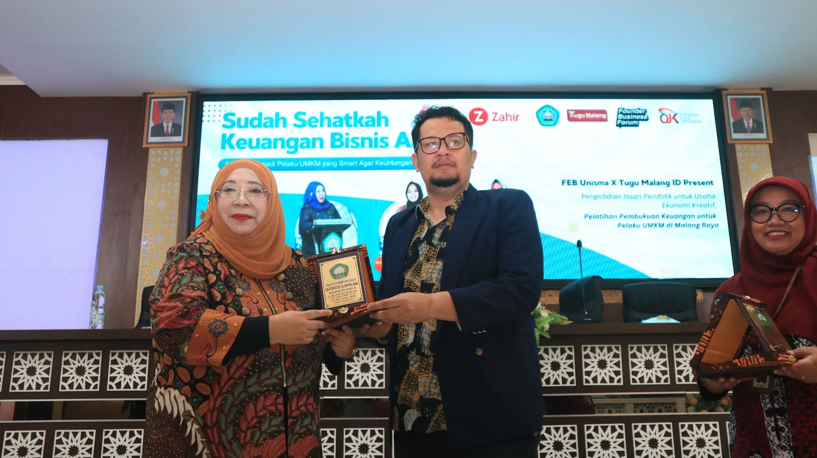 Penyerahan Plakat