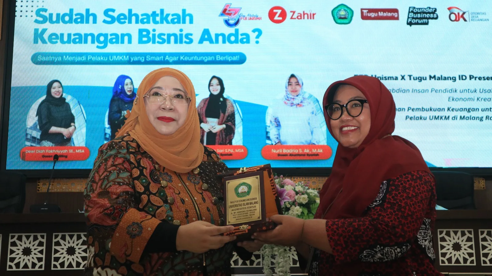 Penyerahan Plakat