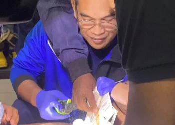 Petugas Damkar lepas cincin di alat kelamin
