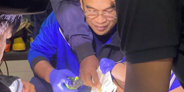Petugas Damkar lepas cincin di alat kelamin