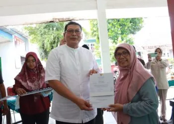Pelaku UMKM Turen terima sertifikat halal gratis