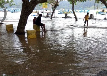 banjir rob terjang pantai selatan Malang