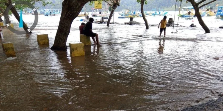 banjir rob terjang pantai selatan Malang