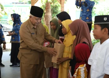 bupati malang serahkan bantuan ke anak yatim
