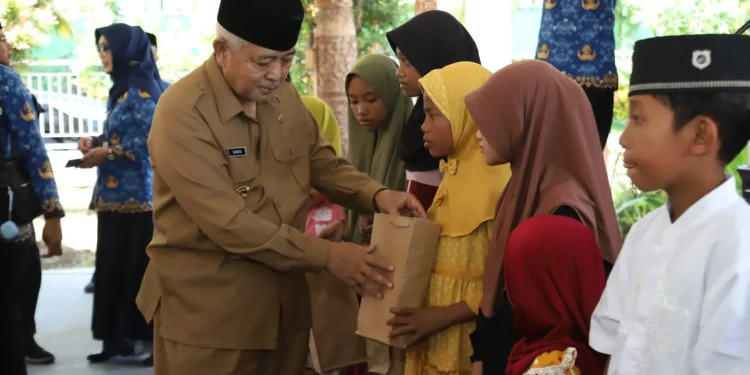 bupati malang serahkan bantuan ke anak yatim