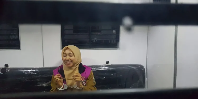 Kepala Dinkes Kota Batu Kartika Trisulandari menjadi tersangka atas kasus korupsi Puskesmas Bumiaji tahun anggaran 2024. Foto: Azmy