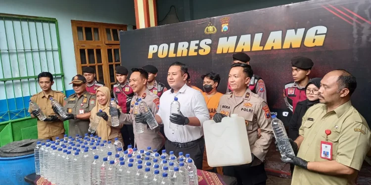 Penggerebekan Miras ilegal di Malang