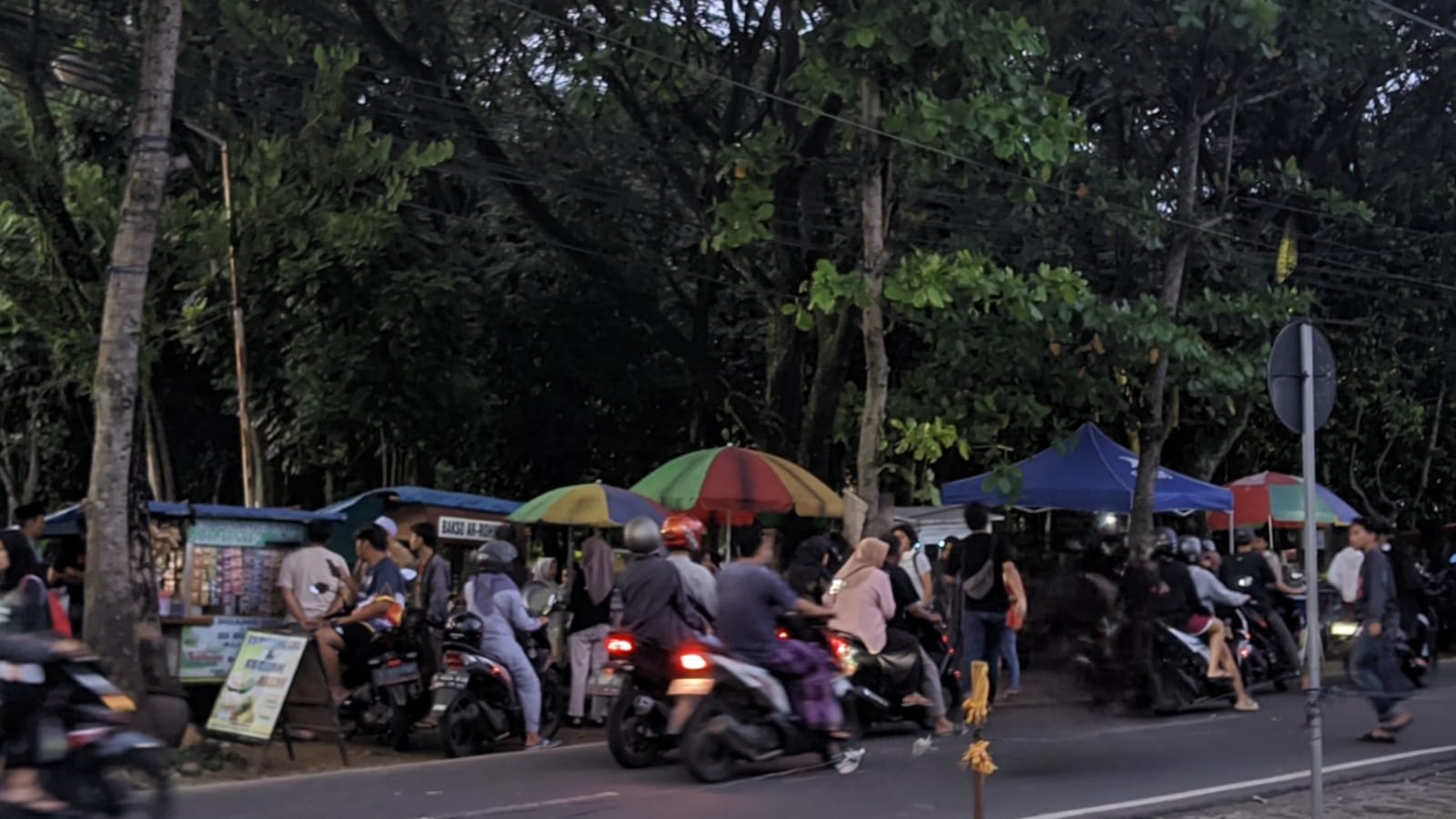 Deretan pedagang makanan di sekitar Taman Merjosari. (Foto/ Fitrothul M.)