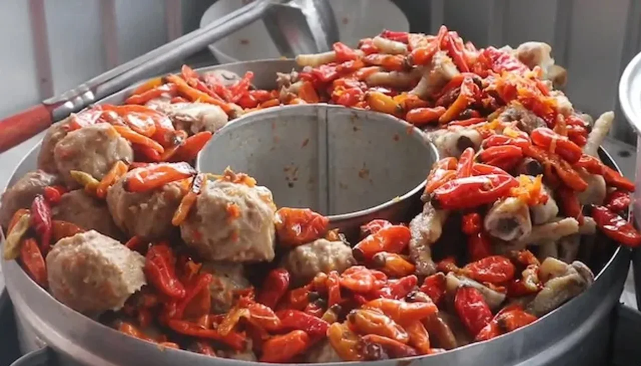Foto bakso yang pedas (Foto/via YouTube Channel Takis Sam kulinery)