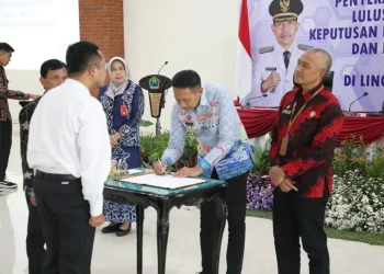 Pj Wali Kota Malang, Dr. Ir. Wahyu Hidayat saat di acara pengangkatan CPNS dan PPPK Formasi Tahun 2023 serta Penyerahan Surat Keputusan Pegawai Negeri Sipil (PNS) yang mendapat kenaikan pangkat di gedung Islamic Center, Kamis (21/3/2024). Foto/Pemkot