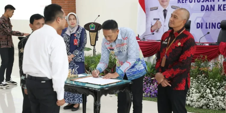 Pj Wali Kota Malang, Dr. Ir. Wahyu Hidayat saat di acara pengangkatan CPNS dan PPPK Formasi Tahun 2023 serta Penyerahan Surat Keputusan Pegawai Negeri Sipil (PNS) yang mendapat kenaikan pangkat di gedung Islamic Center, Kamis (21/3/2024). Foto/Pemkot