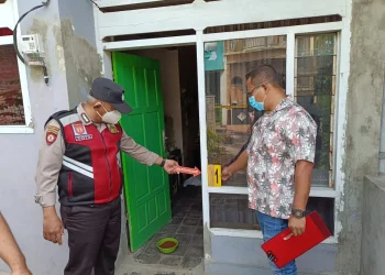 Pintu rumah pria Singosari dalam keadaan terkunci sehingga warga harus mendobrak. Foto: Polsek Singosari