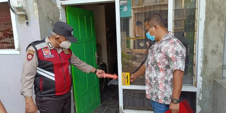 Pintu rumah pria Singosari dalam keadaan terkunci sehingga warga harus mendobrak. Foto: Polsek Singosari