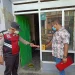 Pintu rumah pria Singosari dalam keadaan terkunci sehingga warga harus mendobrak. Foto: Polsek Singosari